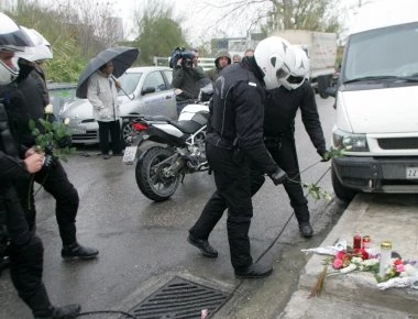 Απονομή μεταλλίου ανδραγαθίας σε αστυνομικούς 8 χρόνια μετά τον θάνατό τους σε συμπλοκή με αλλοδαπούς